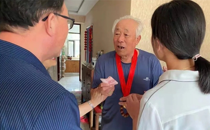 傳遞光榮與溫暖，“光榮在黨50年”紀(jì)念章送上門(mén)